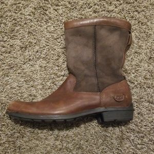 LAST CHANCE Ugg boots 9. Very good used condition.